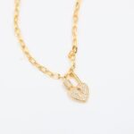 ⁦سلسال ذهبي بتصميم جنزير وقفل على شكل قلب⁩ - الصورة ⁦3⁩