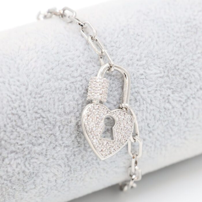 1033753682_67dc753348e39 سوار فضي بتصميم قفل على شكل قلب مع زركون أبيض - الصورة 1