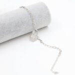 ⁦سوار فضي بتصميم قفل على شكل قلب مع زركون أبيض⁩ - الصورة ⁦2⁩