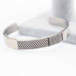 ⁦سوار فضي بتصميم كوفية⁩ - الصورة ⁦2⁩