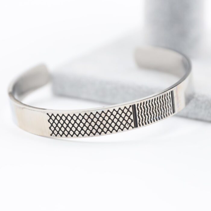 ⁦سوار فضي بتصميم كوفية⁩ - الصورة ⁦2⁩