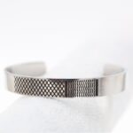 ⁦سوار فضي بتصميم كوفية⁩ - الصورة ⁦3⁩