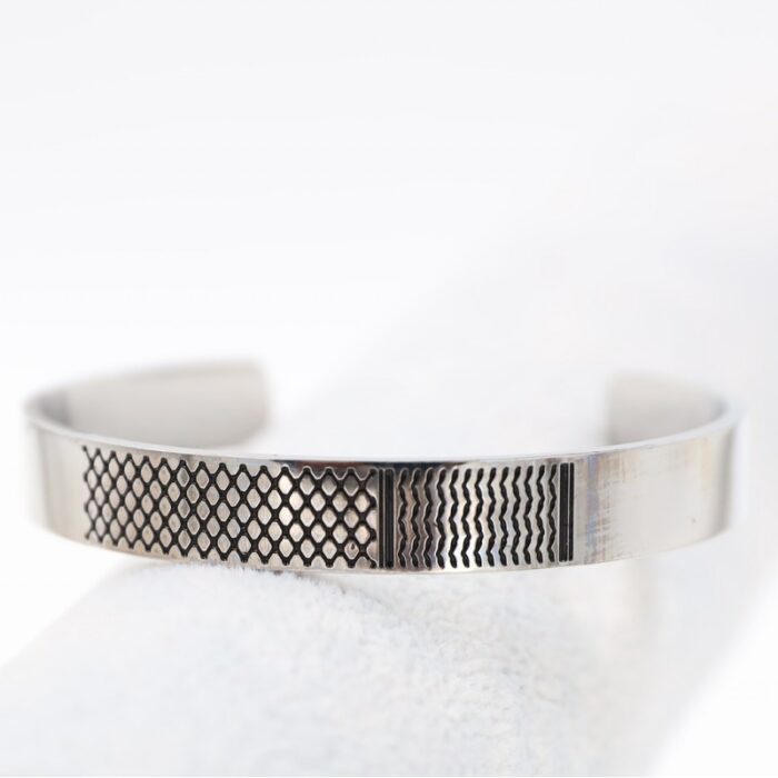 ⁦سوار فضي بتصميم كوفية⁩ - الصورة ⁦3⁩