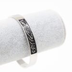 سوار فضي بتصميم إني رزقت حبها