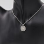 ⁦سلسال فضي بتصميم دائرة بداخلها وردة⁩ - الصورة ⁦2⁩