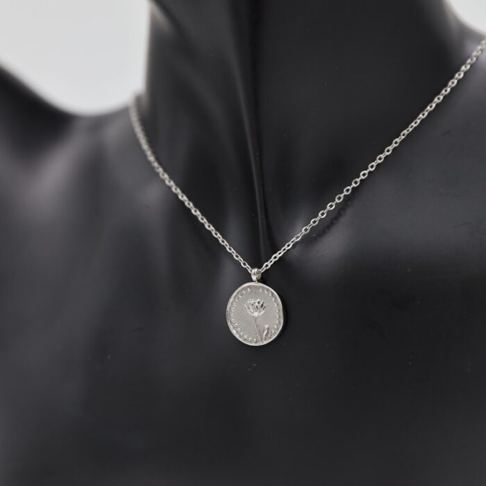 ⁦سلسال فضي بتصميم دائرة بداخلها وردة⁩ - الصورة ⁦2⁩