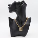 سلسال ذهبي بتصميم فرزاتشي مربع