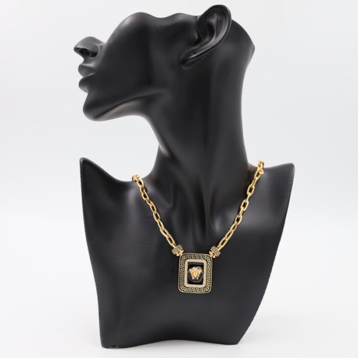 ⁦سلسال ذهبي بتصميم فرزاتشي مربع⁩ - الصورة ⁦1⁩