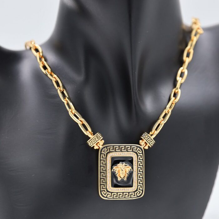 ⁦سلسال ذهبي بتصميم فرزاتشي مربع⁩ - الصورة ⁦2⁩