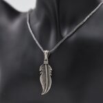 سلسال للشباب بتصميم ريشة لون أسود وفضي