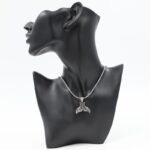 سلسال للشباب فضي بتصميم زعانف سمكة