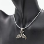 ⁦سلسال للشباب فضي بتصميم زعانف سمكة⁩ - الصورة ⁦2⁩