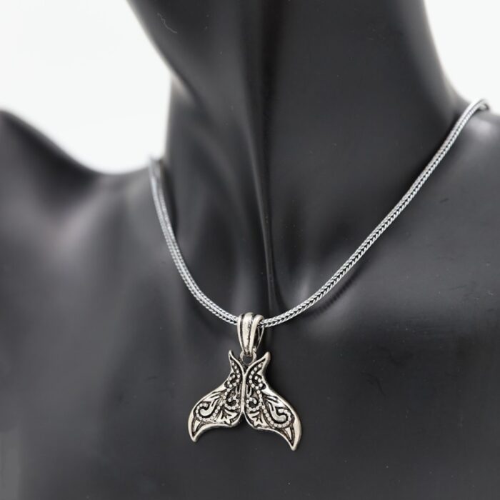 ⁦سلسال للشباب فضي بتصميم زعانف سمكة⁩ - الصورة ⁦2⁩