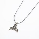 ⁦سلسال للشباب فضي بتصميم زعانف سمكة⁩ - الصورة ⁦3⁩