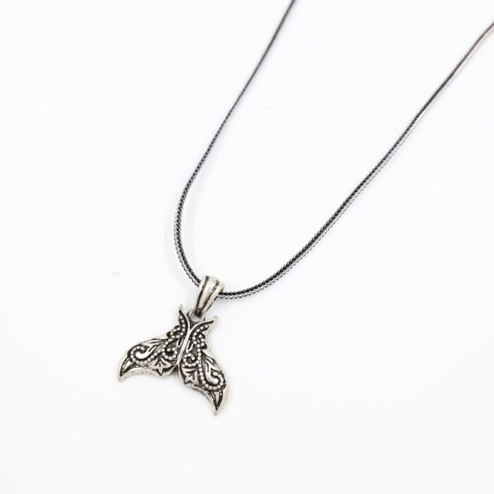 ⁦سلسال للشباب فضي بتصميم زعانف سمكة⁩ - الصورة ⁦3⁩