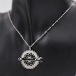 سلسال فضي للشباب بتصميم دائرة مع مفتاح