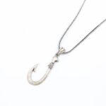 ⁦سلسال للشباب بتصميم صنارة لون فضي و أسود⁩ - الصورة ⁦2⁩