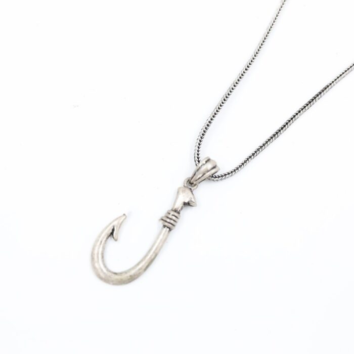 ⁦سلسال للشباب بتصميم صنارة لون فضي و أسود⁩ - الصورة ⁦2⁩