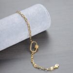 ⁦سوار ذهبي بتصميم جنزير وشكل بيضاوي⁩ - الصورة ⁦2⁩