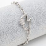 سوار فضي بتصميم جنزير وبرق