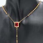 ⁦سلسال ذهبي بتصميم زركون أحمر مستطيل⁩ - الصورة ⁦2⁩