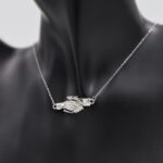 سلسال فضي بتصميم أيدي متصافحة