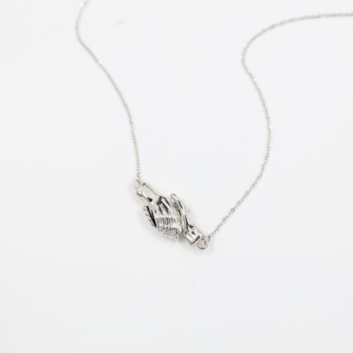 ⁦سلسال فضي بتصميم أيدي متصافحة⁩ - الصورة ⁦2⁩