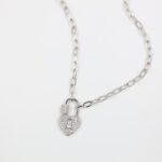 ⁦سلسال فضي بتصميم جنزير وقلب على شكل قفل⁩ - الصورة ⁦3⁩