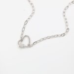 ⁦سلسال فضي بتصميم جنزير وقلب⁩ - الصورة ⁦3⁩