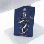 حلق ذهبي بتصميم أفعى زركون أسود