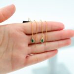 حلق ذهبي طويل بتصميم دمعة مع زركون أخضر