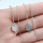 حلق فضي بتصميم وردة