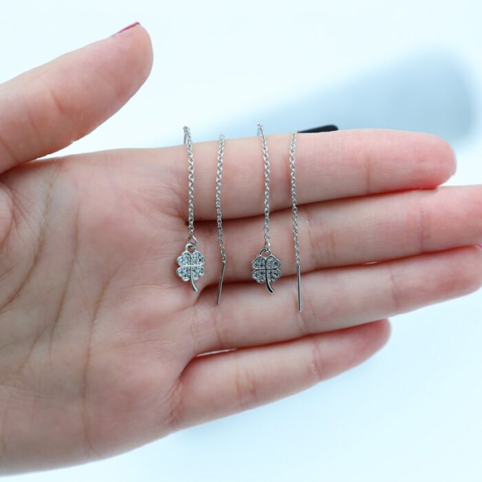 ⁦حلق فضي بتصميم وردة⁩ - الصورة ⁦2⁩