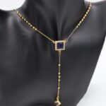 ⁦سلسال ذهبي بتصميم زركون أزرق مربع⁩ - الصورة ⁦2⁩