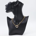 سلسال ذهبي بتصميم جنزير على شكل قفل زركون أبيض