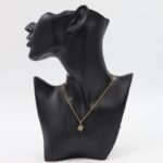 سلسال ذهبي بتصميم مكعب