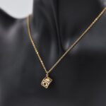 ⁦سلسال ذهبي بتصميم مكعب⁩ - الصورة ⁦2⁩