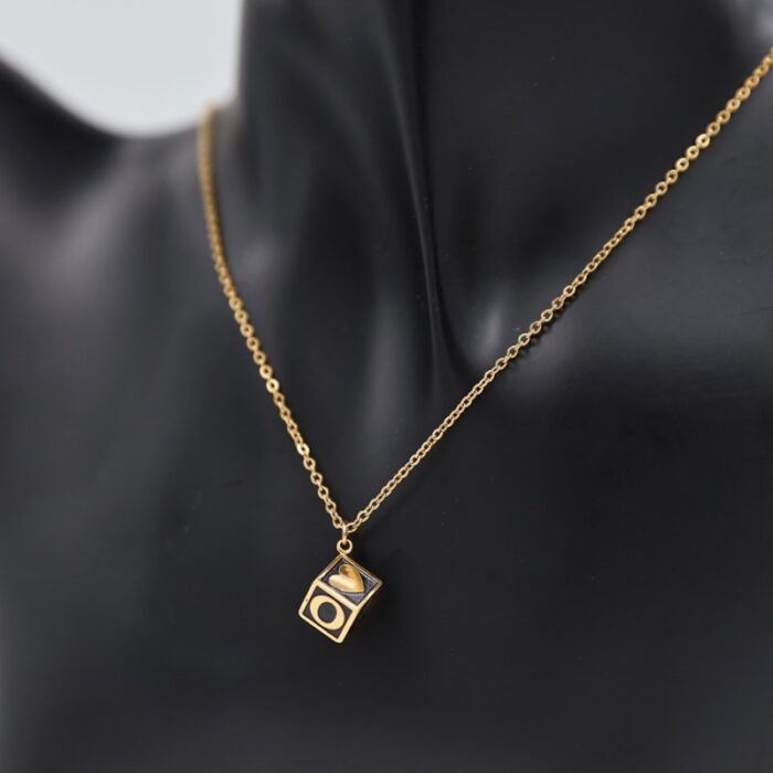 ⁦سلسال ذهبي بتصميم مكعب⁩ - الصورة ⁦2⁩