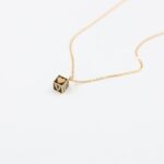 ⁦سلسال ذهبي بتصميم مكعب⁩ - الصورة ⁦3⁩