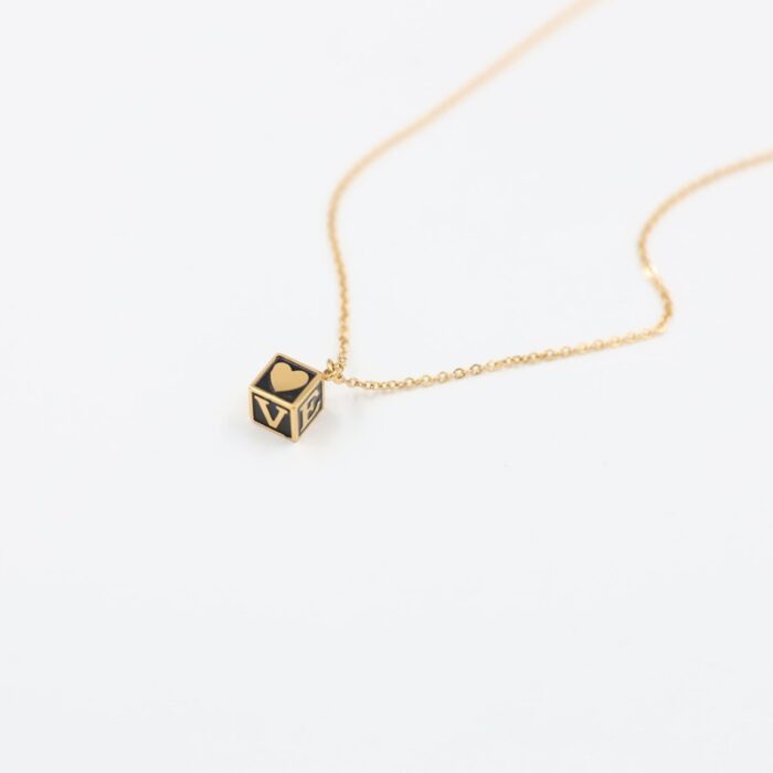 ⁦سلسال ذهبي بتصميم مكعب⁩ - الصورة ⁦3⁩