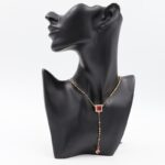 سلسال ذهبي بتصميم مربع زركون أحمر