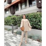 طقم خريفي قميص مع بنطال لون بيج