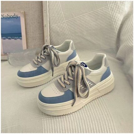 حذاء جلد سبورت نعل عريض للنساء لون أبيض وأزرق