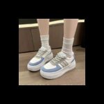 ⁦حذاء جلد سبورت نعل عريض للنساء لون أبيض وأزرق⁩ - الصورة ⁦3⁩