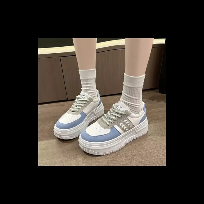 ⁦حذاء جلد سبورت نعل عريض للنساء لون أبيض وأزرق⁩ - الصورة ⁦3⁩