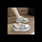 ⁦حذاء جلد سبورت نعل عريض للنساء لون أبيض وأزرق⁩ - الصورة ⁦4⁩