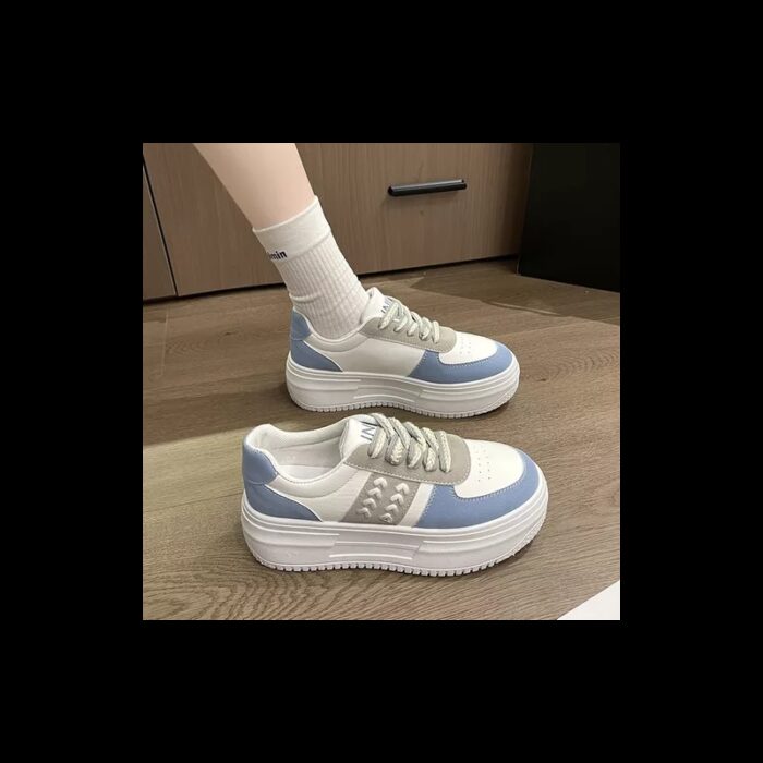 ⁦حذاء جلد سبورت نعل عريض للنساء لون أبيض وأزرق⁩ - الصورة ⁦4⁩