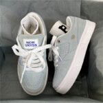 ⁦حذاء سبورت نعل عريض للنساء لون أخضر فاتح ونعل أبيض⁩ - الصورة ⁦2⁩