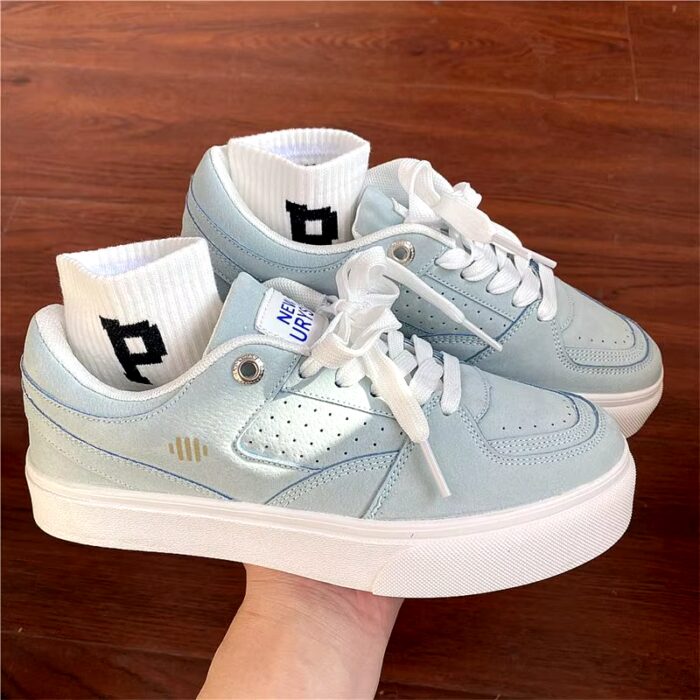 ⁦حذاء سبورت نعل عريض للنساء لون أخضر فاتح ونعل أبيض⁩ - الصورة ⁦3⁩