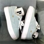 ⁦حذاء سبورت نعل عريض للنساء لون أخضر فاتح ونعل أبيض⁩ - الصورة ⁦4⁩